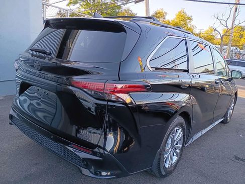 Used 2022 Toyota Sienna XSE image 6