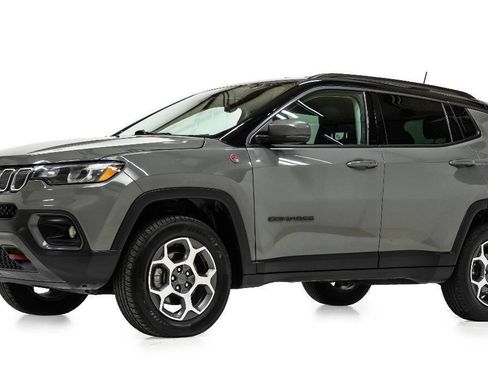 Used 2022 Jeep Compass Trailhawk w/ Trailhawk Convenience Group AWD/4WD image 2