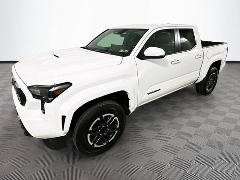Used 2024 Toyota Tacoma TRD Sport w/ TRD Sport Upgrade Package image 4