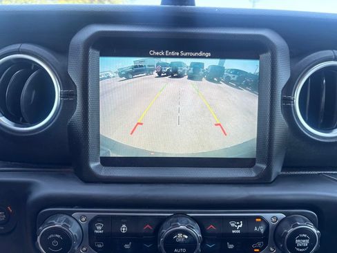 Used 2018 Jeep Wrangler Unlimited Sahara AWD/4WD image 22