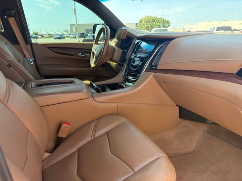 Used 2017 Cadillac Escalade Platinum AWD/4WD image 10