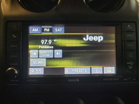 Used 2014 Jeep Compass Latitude w/ Sun/Sound Group FWD image 25