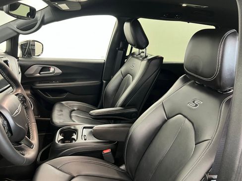 Used 2024 Chrysler Pacifica Limited w/ Uconnect Theater Family Group image 16