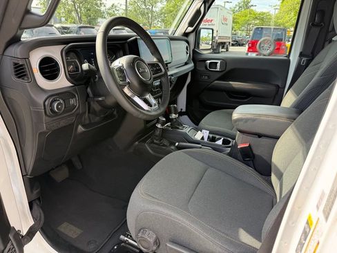 Used 2025 Jeep Wrangler Unlimited Sahara AWD/4WD image 21