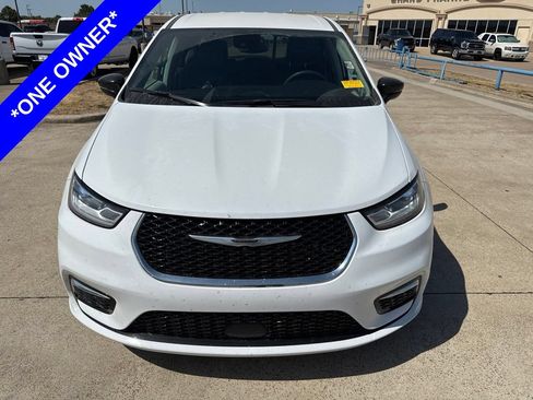 Used 2024 Chrysler Pacifica Touring-L FWD image 2