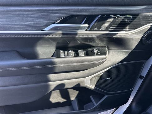 Used 2024 Jeep Wagoneer Series II w/ Flexible Seating Group image 31