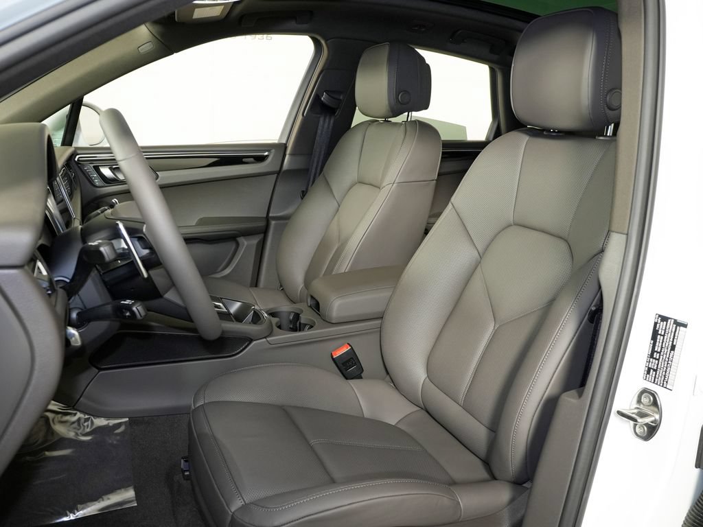 Used 2026 Porsche Macan AWD/4WD image 5