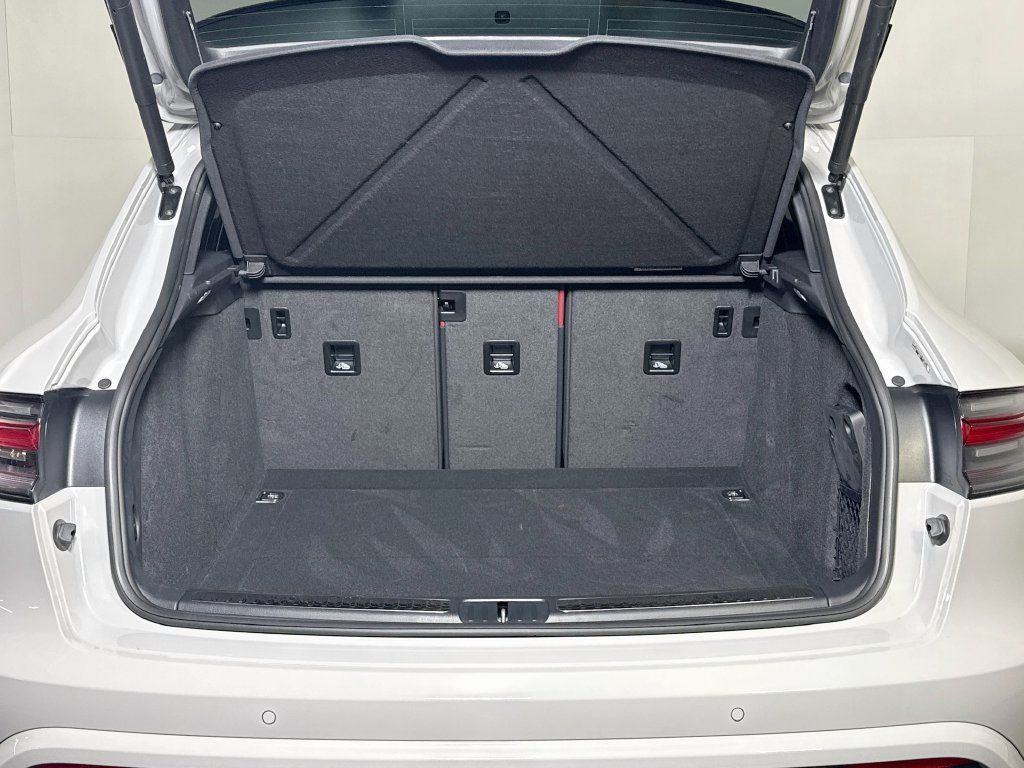 Certified 2026 Porsche Macan AWD/4WD image 24