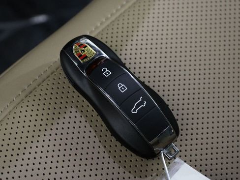 Certified 2025 Porsche Macan S image 34