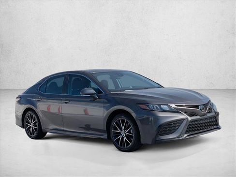 Used 2024 Toyota Camry SE image 3