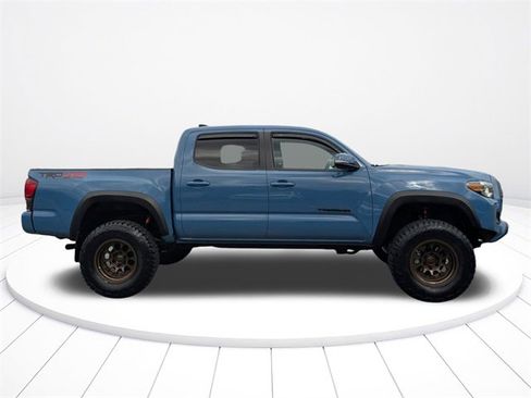 Used 2019 Toyota Tacoma TRD Off-Road image 2