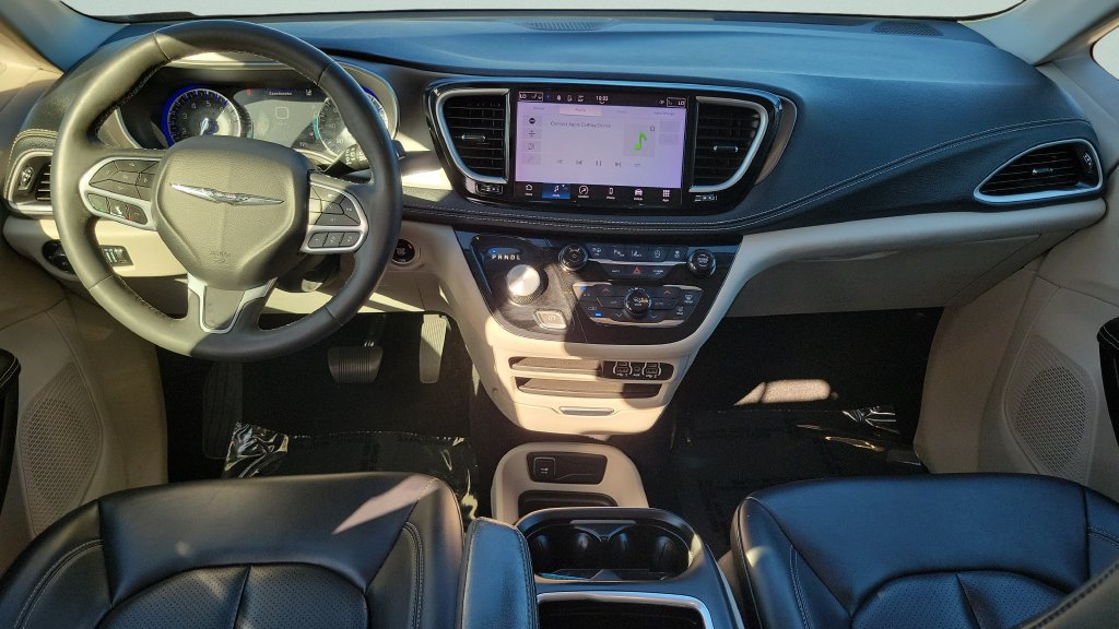 Used 2023 Chrysler Pacifica Touring-L FWD image 11