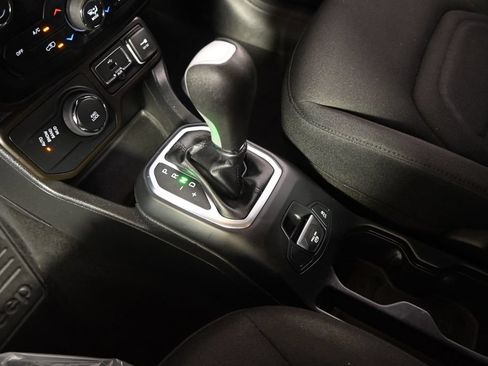 Used 2019 Jeep Renegade Latitude w/ Cold Weather Group AWD/4WD image 31