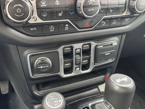 Used 2025 Jeep Wrangler Unlimited Sahara AWD/4WD image 15
