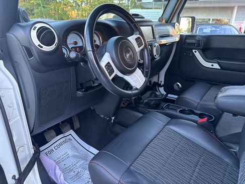 Used 2012 Jeep Wrangler Unlimited Sahara image 30