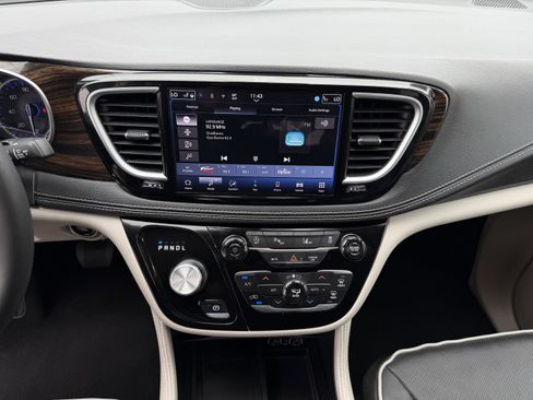 Used 2024 Chrysler Pacifica Limited image 21