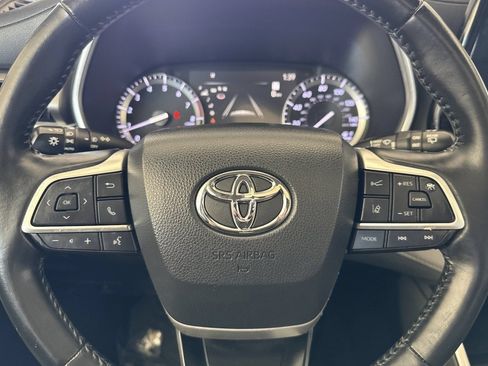 Used 2022 Toyota Highlander XLE FWD image 25