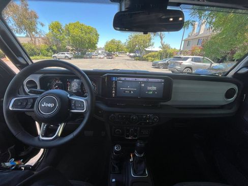 Used 2025 Jeep Wrangler Unlimited Sahara AWD/4WD image 33