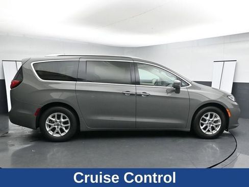 Used 2021 Chrysler Pacifica Touring-L FWD image 13
