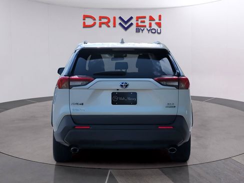 Used 2022 Toyota RAV4 XLE Premium AWD/4WD image 4