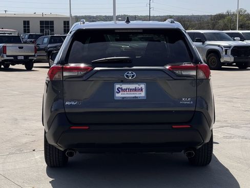 Used 2022 Toyota RAV4 XLE w/ Convenience Package image 5