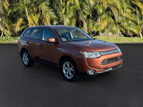 Used 2014 Mitsubishi Outlander SE image 4