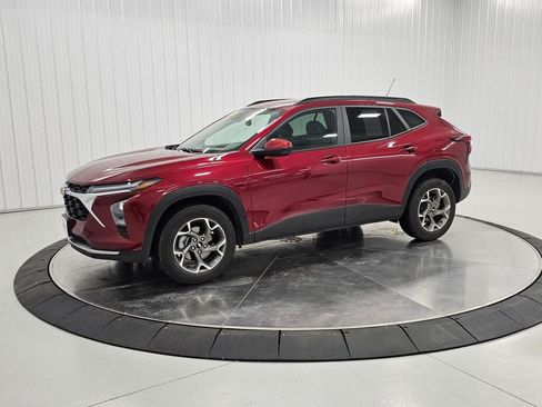 Used 2025 Chevrolet Trax LT FWD image 1