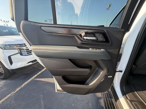 Used 2025 GMC Yukon AT4 w/ AT4 Premium Package AWD/4WD image 18