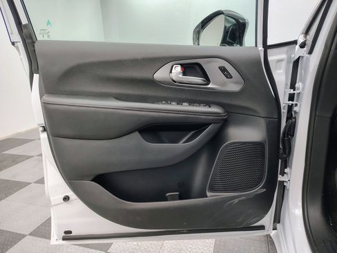 New 2026 Chrysler Pacifica Select FWD image 17