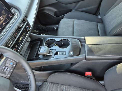 Certified 2026 Nissan Rogue SV FWD image 23