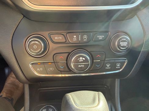 Used 2019 Jeep Cherokee Trailhawk AWD/4WD image 25