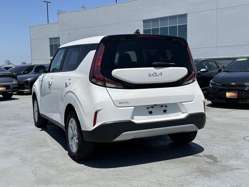 Certified 2025 Kia Soul LX w/ LX Technology Package FWD image 4