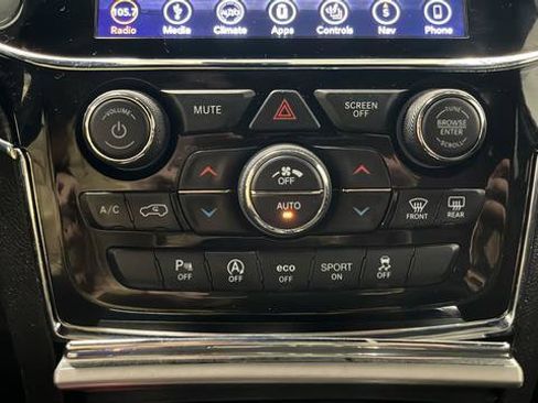 Used 2019 Jeep Grand Cherokee Limited w/ Trailer Tow Group IV AWD/4WD image 18