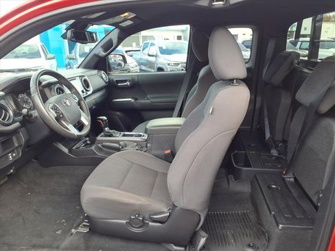 Used 2018 Toyota Tacoma TRD Sport image 17