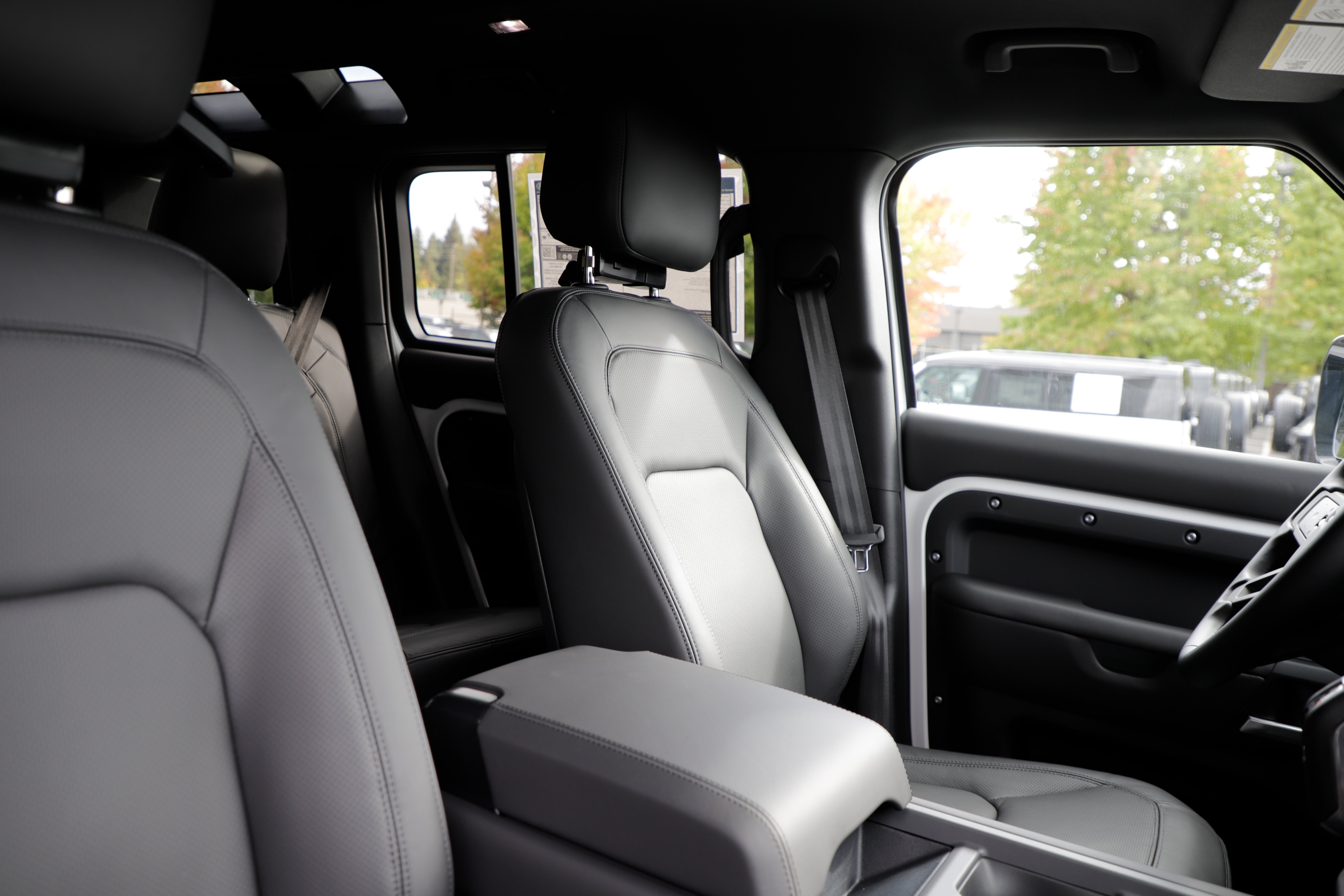 New 2026 Land Rover Defender 110 X-Dynamic SE AWD/4WD image 23