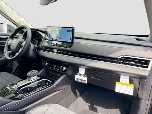 New 2025 Mitsubishi Outlander SE image 28