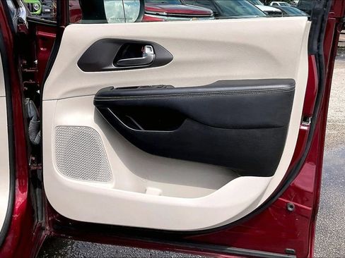 Certified 2023 Chrysler Pacifica Touring-L FWD image 29