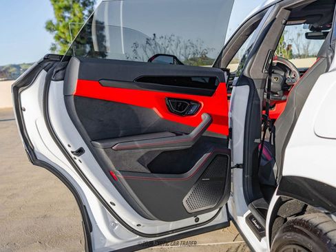 Used 2025 Lamborghini Urus SE AWD/4WD image 43