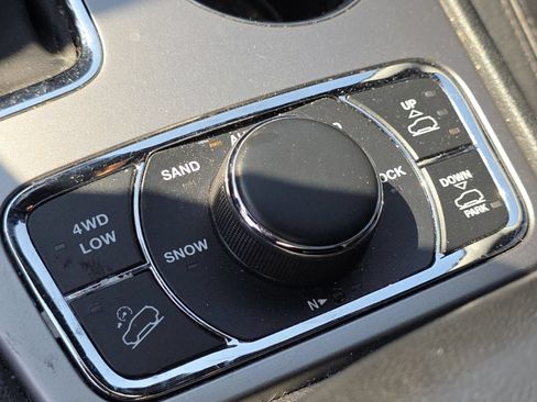 Used 2018 Jeep Grand Cherokee Overland AWD/4WD image 8