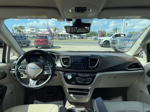 Used 2017 Chrysler Pacifica Touring-L Plus w/ Advanced Safetytec Group image 9