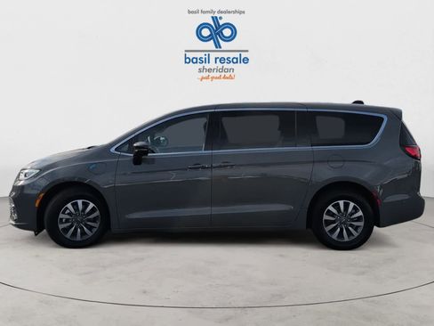 Used 2025 Chrysler Pacifica Select image 4