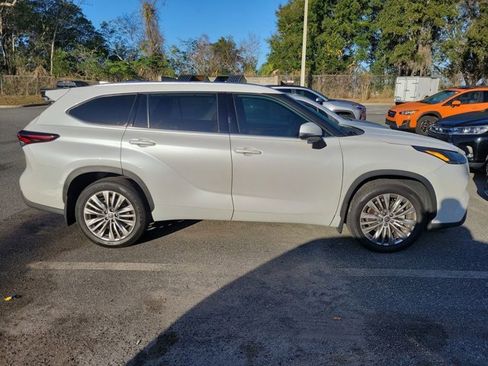 Used 2024 Toyota Highlander Platinum image 3