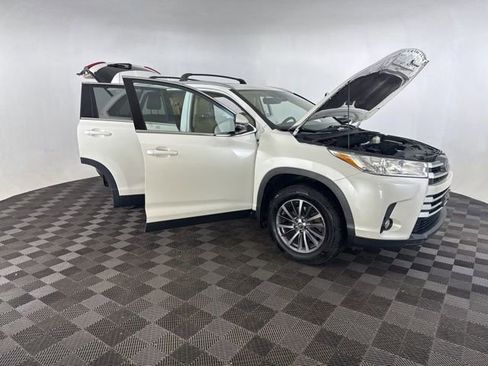 Used 2019 Toyota Highlander XLE AWD/4WD image 15