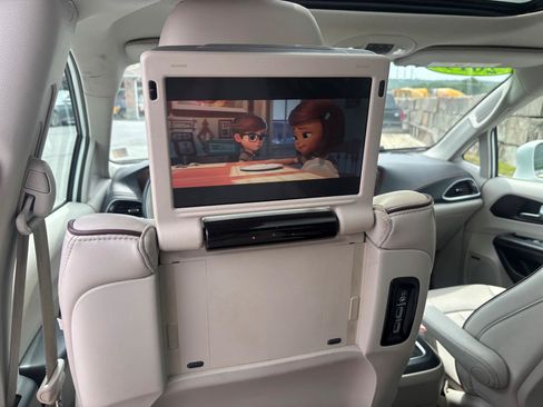 Used 2019 Chrysler Pacifica Limited w/ Advanced Safetytec Group FWD image 17
