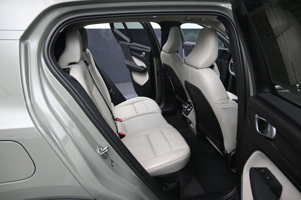 Used 2023 Volvo XC40 B5 Plus AWD/4WD image 33
