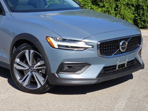 Used 2024 Volvo V60 B5 Cross Country Plus image 2