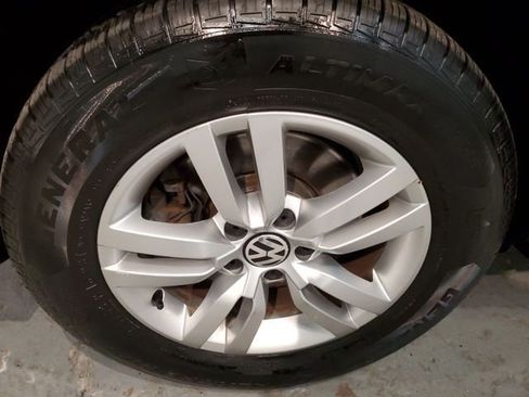 Used 2014 Volkswagen Tiguan S image 28