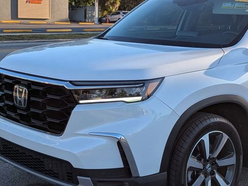 Used 2025 Honda Pilot Touring image 6