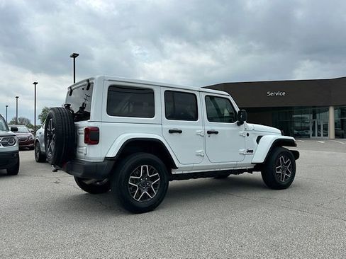 Used 2025 Jeep Wrangler Sahara AWD/4WD image 8