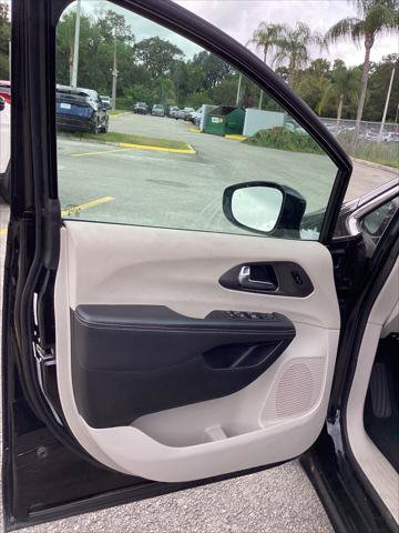 Used 2024 Chrysler Pacifica Touring-L FWD image 12
